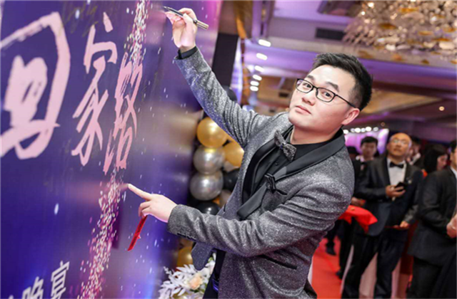 【高光“疫”事】勇敢逆行的特殊“网约车”——OG视讯90后，用信念打通生命运输线